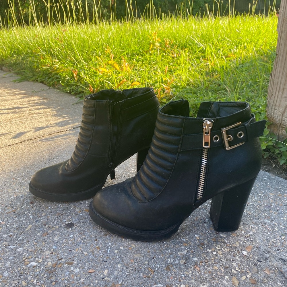 Size 8 heeled black leather booties